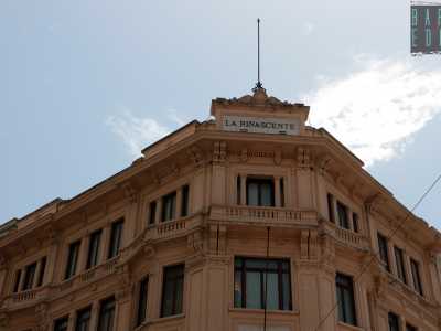 L�edificio per� non ha mai dimenticato la sua prima inquilina, continuando con fierezza a conservare sulla propria cima la vecchia insegna, oggi cimelio di quello che per quasi un secolo � stato il simbolo del commercio di via Sparano